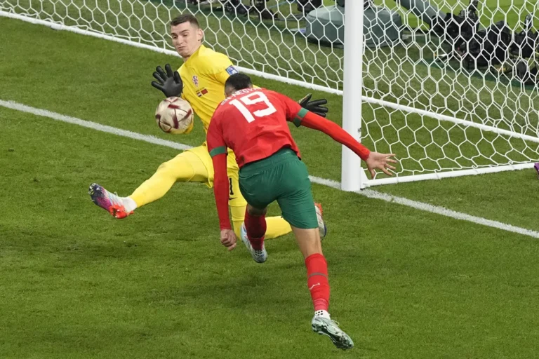 حارس كرواتيا ليفاكوفيتش يشيد بالمغرب ويعتبر إنجازه في مونديال قطر تاريخيا