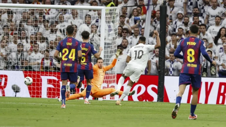 ريال مدريد يعيد كتابة التاريخ في الكلاسيكو بعد فوزه المثير على برشلونة الكلاسيكو